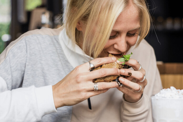 Svarīgi ēdienreizēs koncentrēties tikai uz ēšanu – ēst lēni, rūpīgi sakošļājot un izvairoties no blakus nodarbēm. Tas samazina risku pārēsties.