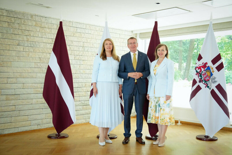 Valsts prezidents Edgars Rinkēvičs Jūrmalas rezidencē tiekas ar Latvijas Izglītības un zinātnes darbinieku arodbiedrības vadītāju Ingu Vanagu (no kreisās) un priekšsēdētājas vietnieci Irinu Avdejevu. 
(Foto autors: Ilmārs Znotiņš, Valsts prezidenta kanceleja).