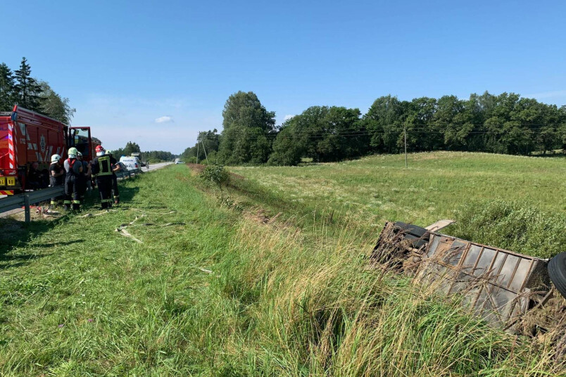 Veda skolēnus uz nometni – avarējis autobuss ar 43 bērniem