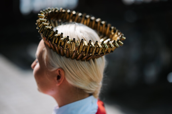 Katrs vainags stāsta savu vēstījumu par tādām tēmām kā patēriņa kultūra, atbildība, dzimumu lomas, attiecību virspusējums un stereotipi.
