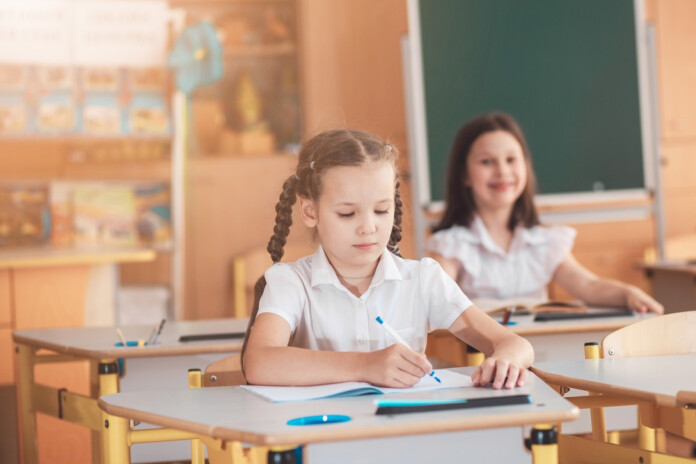 Mācību līdzekļu iegādei papildus piešķirti 5,5 miljoni eiro un 3,4 miljonu eiro jaunu mācību un metodisko materiālu sagatavošanai – kopā 8,9 milj. eiro.