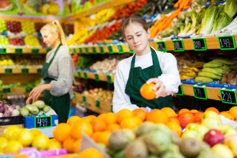 Kopumā bērns var būt apgādībā vienam no vecākiem ne ilgāk kā līdz 24 gadu vecuma sasniegšanai, kamēr turpina iegūt vispārējo, profesionālo, augstāko vai speciālo izglītību, nav reģistrējis saimniecisko darbību vai nesāk gūt ienākumus, kas pārsniedz 250 eiro mēnesī.