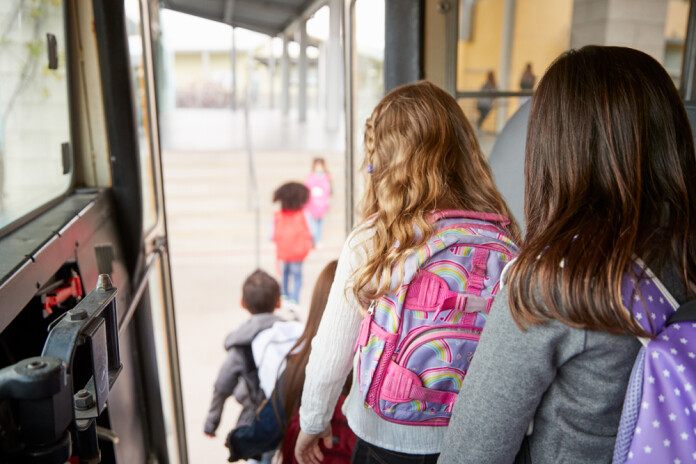 “Zinu daudzas ģimenes, kuras, braucot automašīnā, visi lieto drošības jostas, turklāt transporta līdzekļa izkustēšanās nenotiek, kamēr visi nav piesprādzējušies. Tieši tāpat būtu jārīkojas sabiedriskā transportā,” saka ATD Komunikācijas daļas vadītājs Viktors Zaķis.