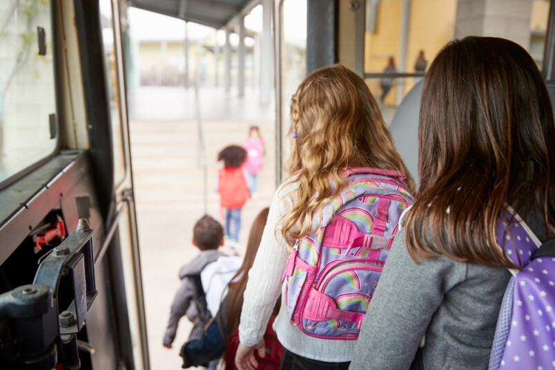 “Zinu daudzas ģimenes, kuras, braucot automašīnā, visi lieto drošības jostas, turklāt transporta līdzekļa izkustēšanās nenotiek, kamēr visi nav piesprādzējušies. Tieši tāpat būtu jārīkojas sabiedriskā transportā,” saka ATD Komunikācijas daļas vadītājs Viktors Zaķis.