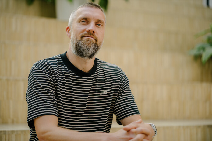 “Skolēniem ir ierīces un piekļuve, bet viņi reti izmanto tehnoloģijas jēgpilni – piemēram, lai modelētu dabas procesus, analizētu datus vai strādātu radošos projektos. Tas nozīmē, ka mēs zaudējam milzīgu potenciālu,” norāda Ģirts Burgmanis.