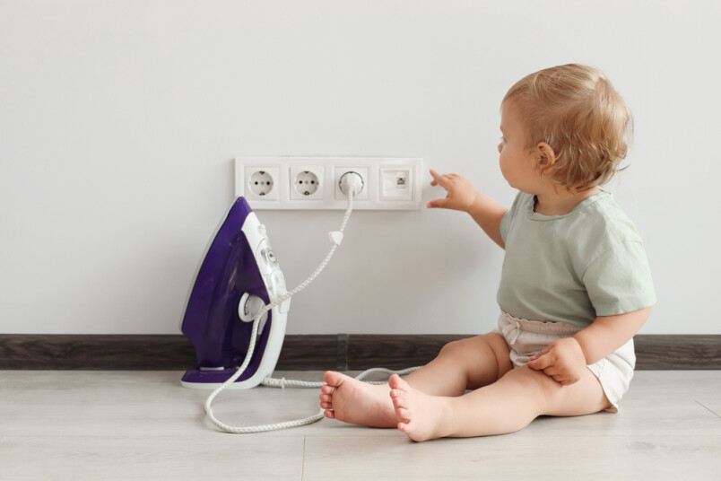 Bērniem nekādā gadījumā nevajadzētu būt vieglai piekļuvei elektroiekārtām.