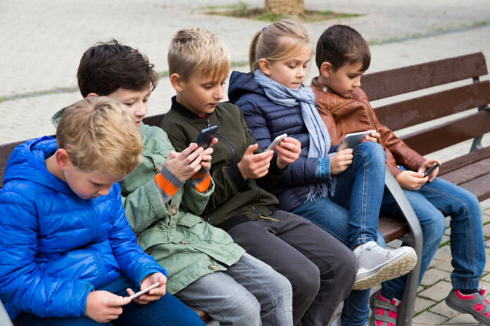 Izglītības likumā noteiktais mobilo tālruņu lietošanas aizliegums skolās no šī mācību gada ir attiecināms uz 1.–6. klases skolēniem, taču tas nav absolūts.