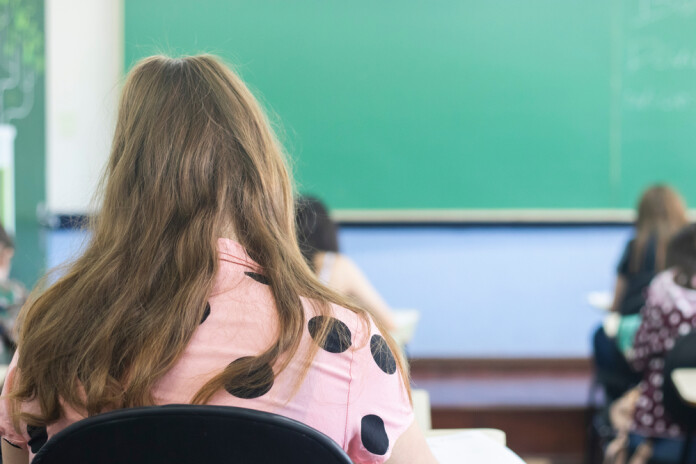 Lielu pilsētu un reģionālo centru skolās veidojas konkurence uz vietām, jo ģimenes izvēlas populārākās skolas.