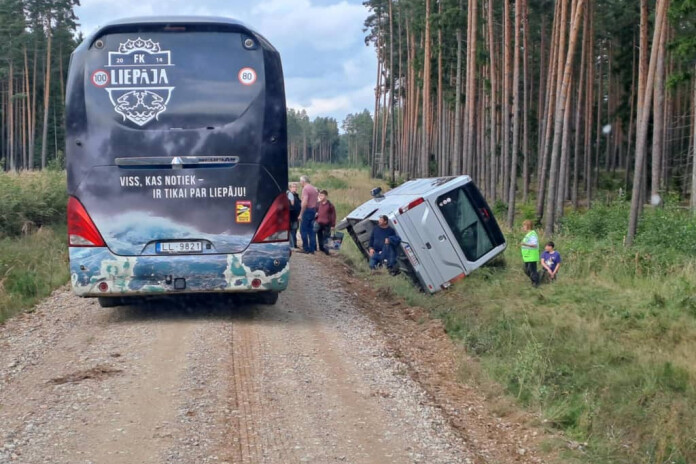 Šobrīd policijas rīcībā esošā informācija liecina, ka negadījumā cietušu cilvēku nav.
