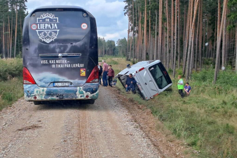 Šobrīd policijas rīcībā esošā informācija liecina, ka negadījumā cietušu cilvēku nav.