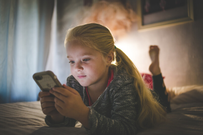 Viedtālruņu lietošana bērniem līdz 13 gadu vecumam būtu jāierobežo, tā saka eksperti