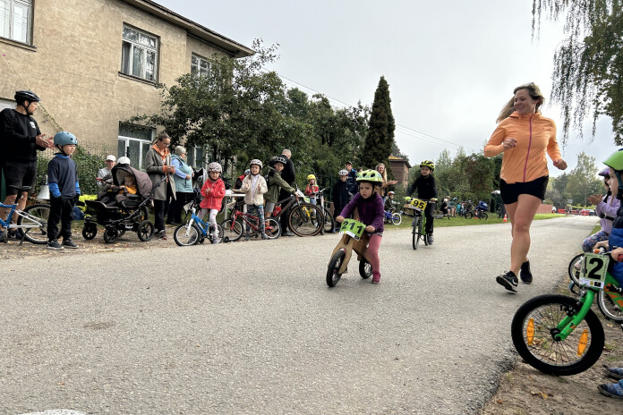 Sacensībās aicināts piedalīties ikviens –gan pieaugušie, gan bērni.