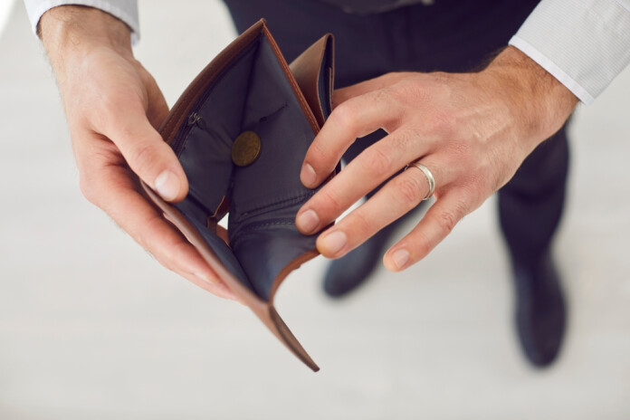 Likumprojekts paredz arī efektīvāku parādnieku uzraudzību.