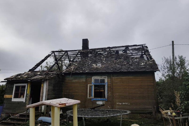 No mājas paspēts iznest gultas, taču pārējais vairs nav izmantojams. 

Foto: Simona Lamberga
