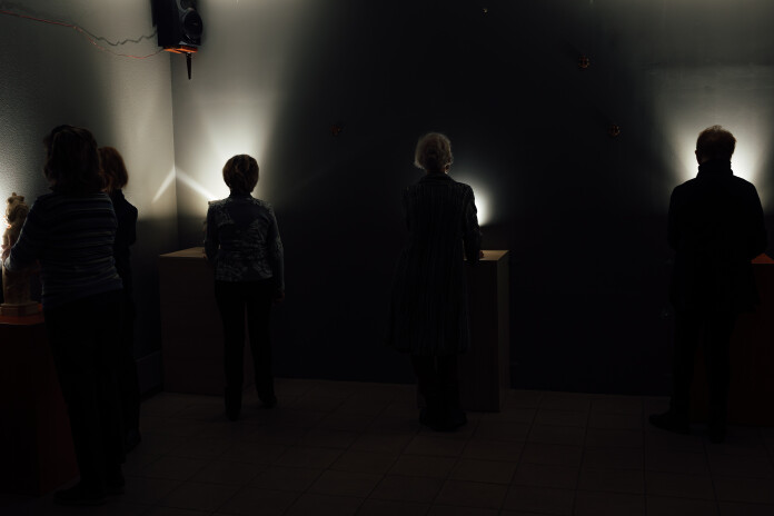 Ieejot Sensorium, apmeklētājs nonāk īpašā vidē, kur gaisma pazūd un redze atkāpjas.