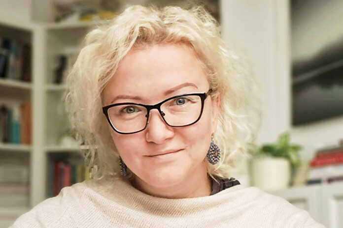 Elīna Brila, psiholoģe ar vairāku gadu pieredzi atkarību mazināšanas jautājumos, skaidro, kālab ir būtiski turpināt runāt par atkarību ar jauniešiem.