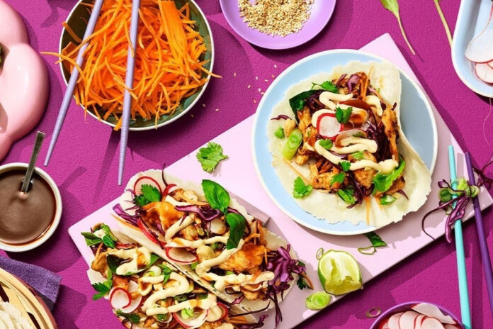 Ēdiens, kas apvieno meksikāņu tako formu ar Āzijas garšām.