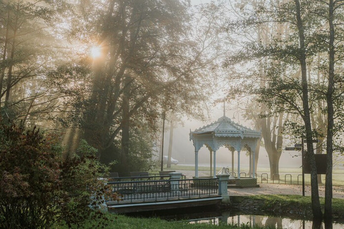 Migla Ķemeru vēsturiskajā parkā. Attēls no visitjurmala.lv
