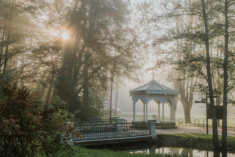 Migla Ķemeru vēsturiskajā parkā. Attēls no visitjurmala.lv