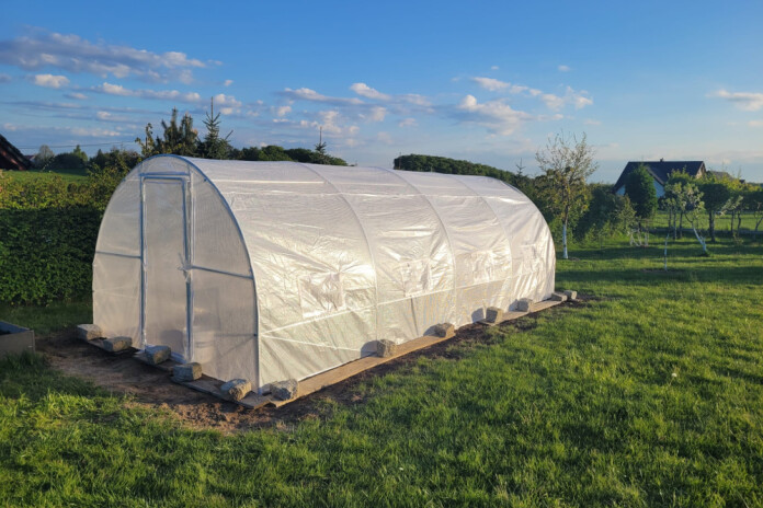 Siltumnīcu tuneļi ir praktiski arī tāpēc, ka tos var uzstādīt dažādos apvidos – gan lauksaimniecības laukos, gan nelielos piemājas dārzos.
