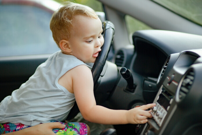 Jāskaidro bērniem, kas jādara, ja eZvana poga nospiesta nejauši.