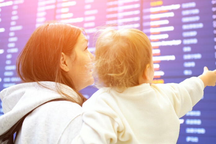 Bērnam līdzi jābūt pasei un vismaz vienam vecākam.