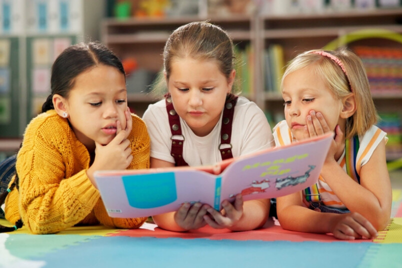 Bērni apgūst lasīšanu