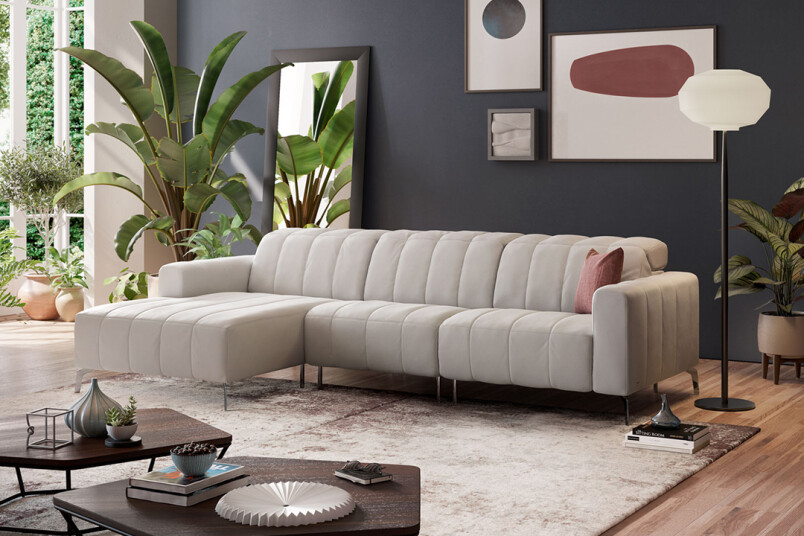 Ādas dīvāni izstaro eleganci un prestižu, padarot jebkuru viesistabu par stilīgu un harmonisku telpu.