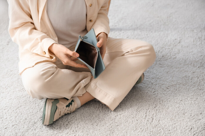 Sieviete spiesta zagt naudu no sava vīra