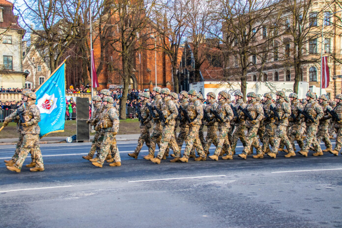 Satiksmi ierobežos un nepieciešamības gadījumā slēgs gan parādes laikā 11. novembra krastmalā, gan citur.