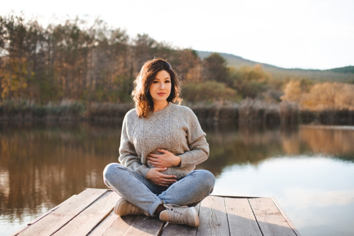 Sievietes sāk dzemdēt arvien vēlāk