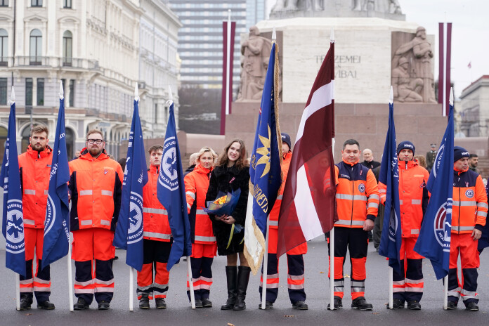 NMPD ar Latvijas karogiem pie Brīvības pieminekļa. Foto: Paula Čurkste, LETA