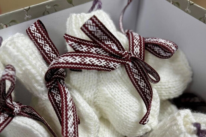 Mazas jaundzimušo zeķītes ar tautiskajām lentītēm.