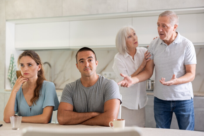Jaunieši arvien ilgāku laiku dzīvo zem viena jumta ar vecākiem