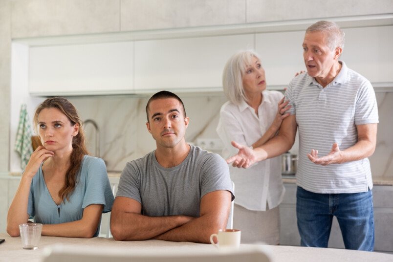 Jaunieši arvien ilgāku laiku dzīvo zem viena jumta ar vecākiem