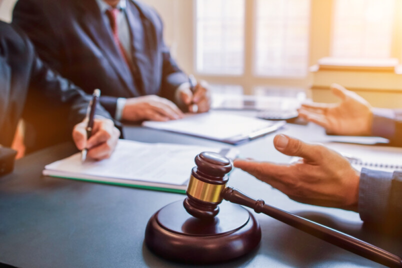 Izvērtēs vai par vardarbību sodītām personām ļaut adoptēt bērnus