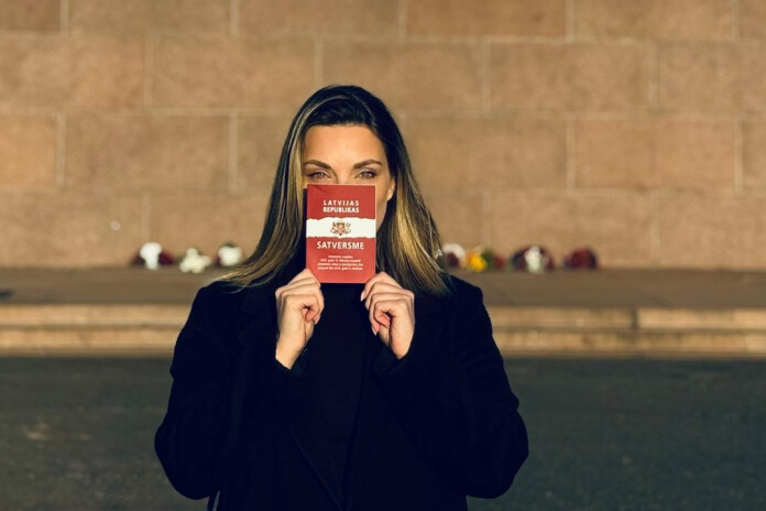 Šī cīņa ir ne tikai par katru pacientu. Šī cīņa ir valsts līmeņa konstitucionālā lieta, savā ierakstā pauž Evija.