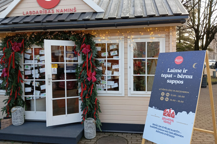 Laimas labdarības namiņš vēris durvis garāmgājējiem. Foto: Lauma Vītola.