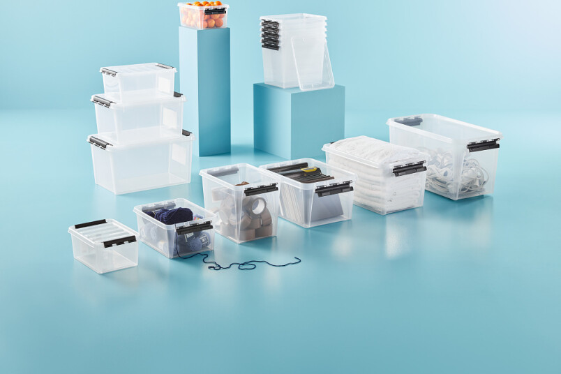 Modulārās plastmasas kastes nodrošina pārskatāmu, pielāgojamu un viegli uzturamu sistēmu, kurā mantas var kārtot pēc kategorijām, izmēriem vai lietošanas biežuma.