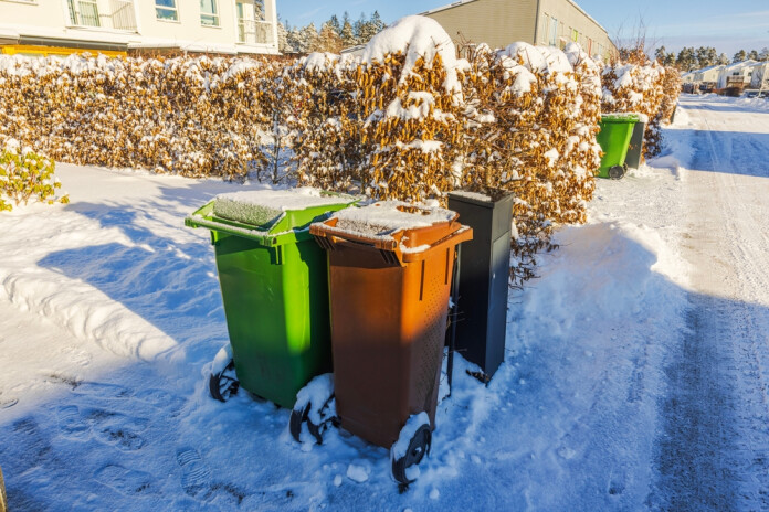 Atkritumu konteineru vākiem vienmēr jābūt ciet.
