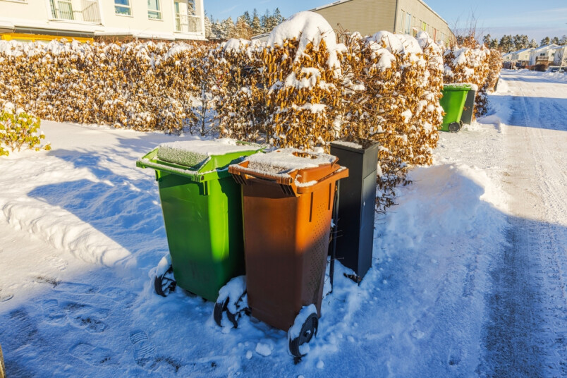 Atkritumu konteineru vākiem vienmēr jābūt ciet.