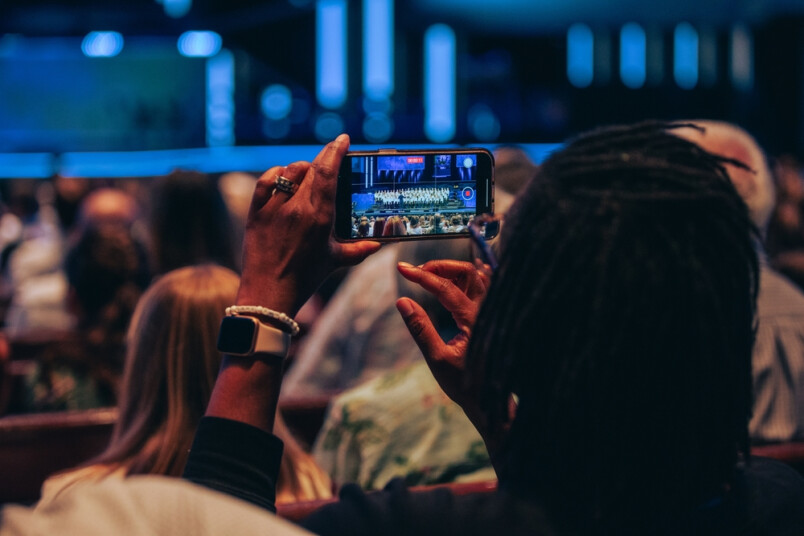Cilvēki fotografējot palaiž garām svarīgus dzīves brīžus