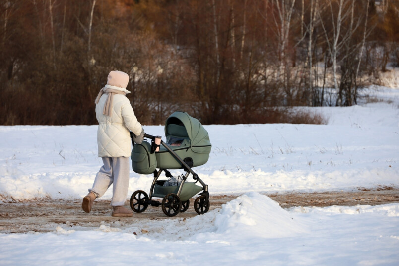 Jaunieši ar sniega pikām apmētājuši zīdaiņa ratiņus