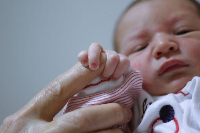 Pēc mammas iebildēm zīdainis tomēr nogādāts uzņemšanā kopā ar māti.