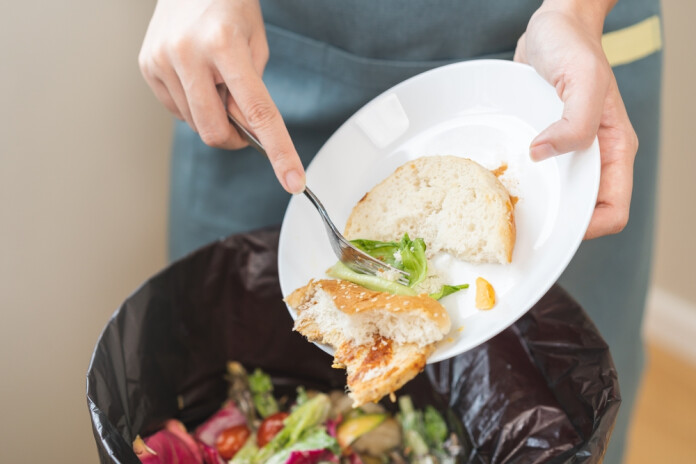 Vidēji katrs Latvijas iedzīvotājs gada laikā izmet aptuveni 144 kilogramus pārtikas.