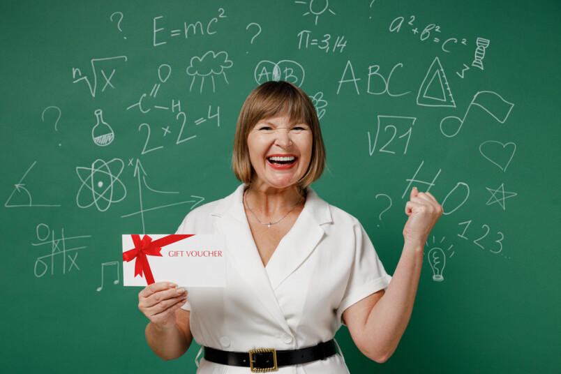 Vai dāvināt pedagogiem dāvanas svētkos?