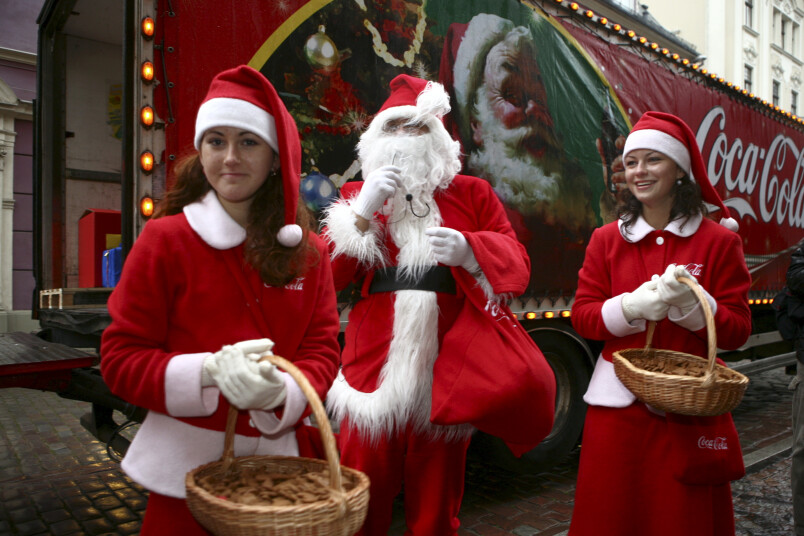 Coca-Cola labdarības akcija 2006. gadā 
Foto: Agnese Gulbe, LETA.