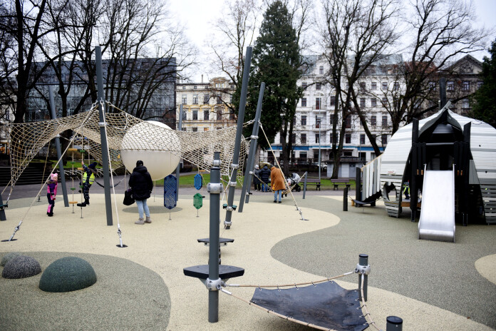 Atvērts jauns rotaļu laukums Vērmanes dārzā. Foto: Zane Bitere, LETA