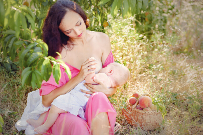 Sievietēm, kas zīdījušas bērnu ar krūti ilgāk par 8 mēnešiem, pirmsmenopauzes periodā novēro labāku kaulu un muskuļu sastāvu