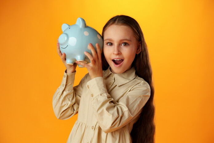 Idejas Ziemassvētku dāvanām bērniem, kas māca rīkoties ar naudu